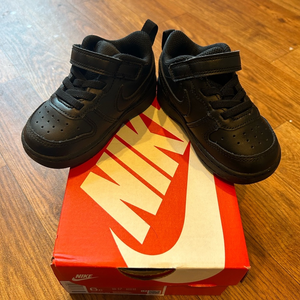 Black Nike sneakers low top NEW size 6
